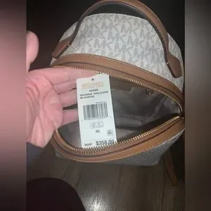 NWT MICHAEL KORS MEDIUM VALERIE BACKPACK. VANILLA/ACORN. MICHAEL Michael Kors | Bags | Nwt Michael Kors Medium  main image 4
